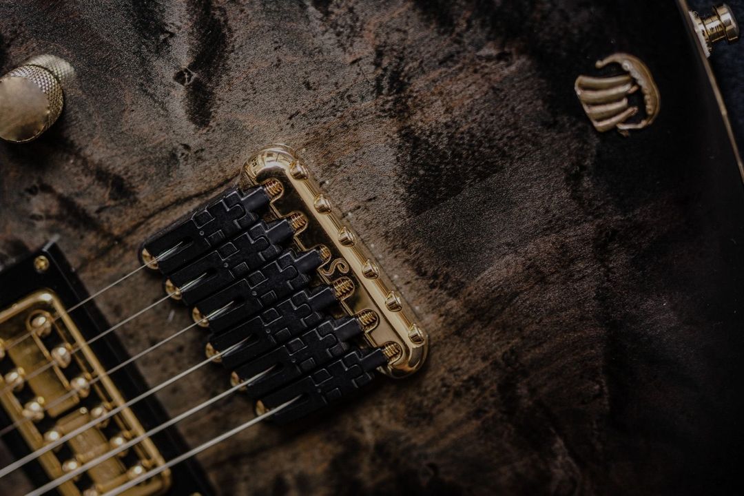 Gitarre, Service, Zubehör, Servicewerkstatt, Werkstatt, Sonderanfertigung, Sonderangebote, Saiten, Gitarrensaiten, Korpus, Steg, Arbeit, Kreativität, kreativ, Musik, Musikzubehör, Hals, Halsbrüche, Neudundierung, Bünde, Pick Ups, Mechanikn, Teillackierung, Lackierung, Griffbrett, Holzarbeiten, Label, Guitar, Flensburg, Mansfeld, Center, Guitar-Center