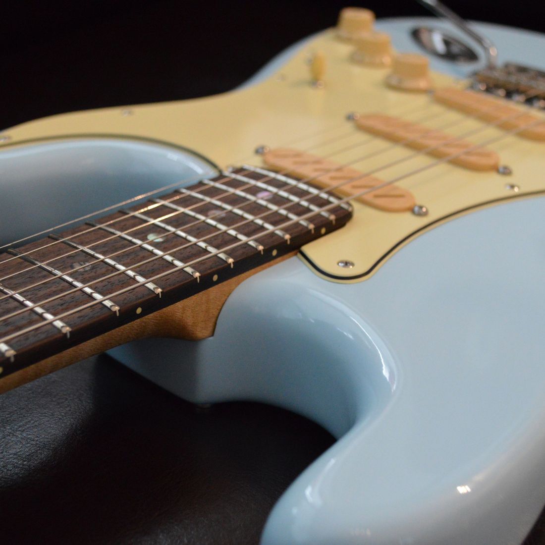Gitarre, Service, Zubehör, Servicewerkstatt, Werkstatt, Sonderanfertigung, Sonderangebote, Saiten, Gitarrensaiten, Korpus, Steg, Arbeit, Kreativität, kreativ, Musik, Musikzubehör, Hals, Halsbrüche, Neudundierung, Bünde, Pick Ups, Mechanikn, Teillackierung, Lackierung, Griffbrett, Holzarbeiten, Label, Guitar, Flensburg, Mansfeld, Center, Guitar-Center