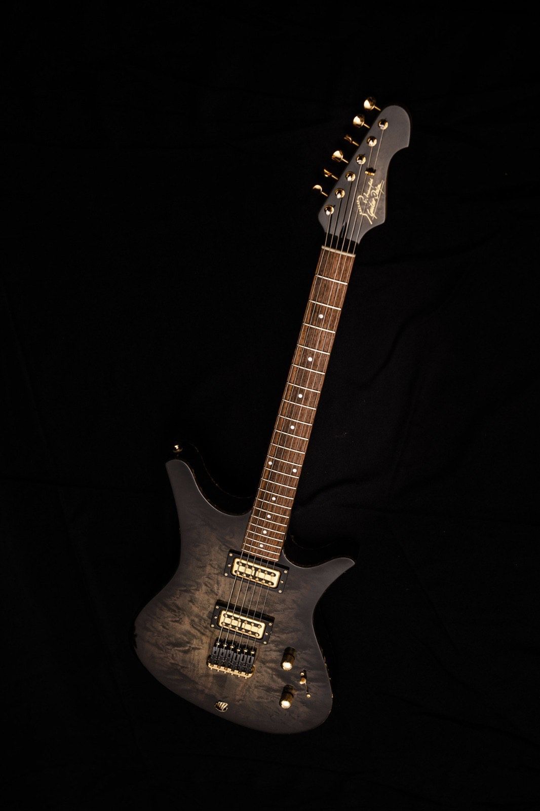 Gitarre, Service, Zubehör, Servicewerkstatt, Werkstatt, Sonderanfertigung, Sonderangebote, Saiten, Gitarrensaiten, Korpus, Steg, Arbeit, Kreativität, kreativ, Musik, Musikzubehör, Hals, Halsbrüche, Neudundierung, Bünde, Pick Ups, Mechanikn, Teillackierung, Lackierung, Griffbrett, Holzarbeiten, Label, Guitar, Flensburg, Mansfeld, Center, Guitar-Center