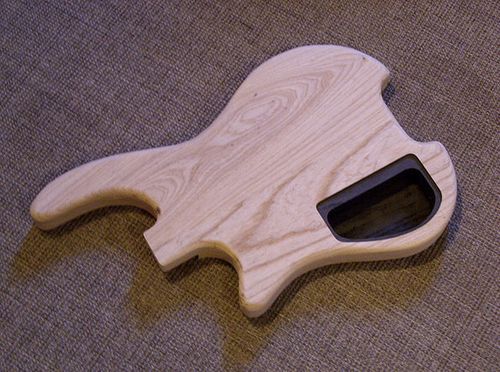 Gitarre, Service, Zubehör, Servicewerkstatt, Werkstatt, Sonderanfertigung, Sonderangebote, Saiten, Gitarrensaiten, Korpus, Steg, Arbeit, Kreativität, kreativ, Musik, Musikzubehör, Hals, Halsbrüche, Neudundierung, Bünde, Pick Ups, Mechanikn, Teillackierung, Lackierung, Griffbrett, Holzarbeiten, Label, Guitar, Flensburg, Mansfeld, Center, Guitar-Center