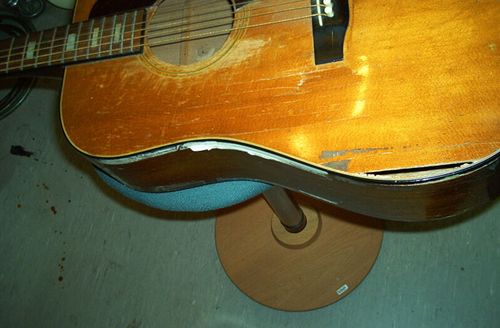 Gitarre, Service, Zubehör, Servicewerkstatt, Werkstatt, Sonderanfertigung, Sonderangebote, Saiten, Gitarrensaiten, Korpus, Steg, Arbeit, Kreativität, kreativ, Musik, Musikzubehör, Hals, Halsbrüche, Neudundierung, Bünde, Pick Ups, Mechanikn, Teillackierung, Lackierung, Griffbrett, Holzarbeiten, Label, Guitar, Flensburg, Mansfeld, Center, Guitar-Center