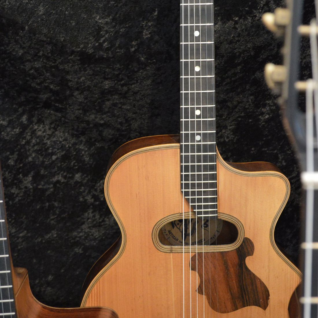 Gitarre, Service, Zubehör, Servicewerkstatt, Werkstatt, Sonderanfertigung, Sonderangebote, Saiten, Gitarrensaiten, Korpus, Steg, Arbeit, Kreativität, kreativ, Musik, Musikzubehör, Hals, Halsbrüche, Neudundierung, Bünde, Pick Ups, Mechanikn, Teillackierung, Lackierung, Griffbrett, Holzarbeiten, Label, Guitar, Flensburg, Mansfeld, Center, Guitar-Center