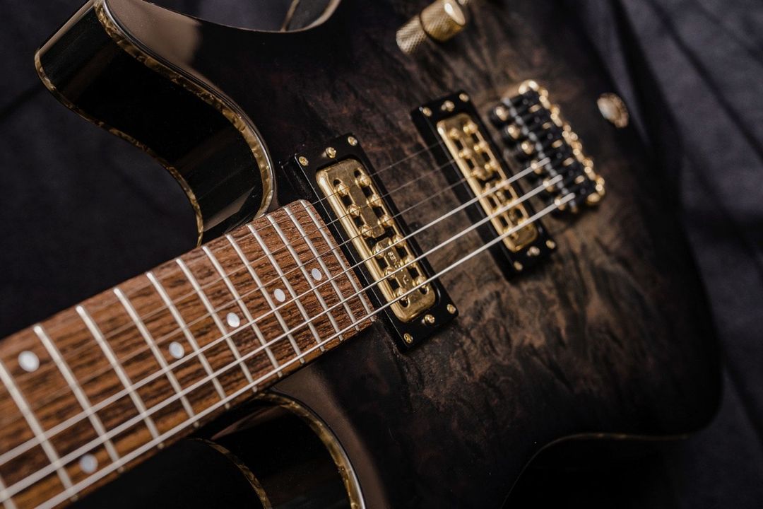 Gitarre, Service, Zubehör, Servicewerkstatt, Werkstatt, Sonderanfertigung, Sonderangebote, Saiten, Gitarrensaiten, Korpus, Steg, Arbeit, Kreativität, kreativ, Musik, Musikzubehör, Hals, Halsbrüche, Neudundierung, Bünde, Pick Ups, Mechanikn, Teillackierung, Lackierung, Griffbrett, Holzarbeiten, Label, Guitar, Flensburg, Mansfeld, Center, Guitar-Center
