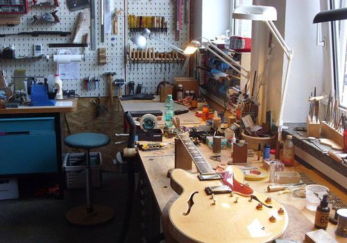 Gitarre, Service, Zubehör, Servicewerkstatt, Werkstatt, Sonderanfertigung, Sonderangebote, Saiten, Gitarrensaiten, Korpus, Steg, Arbeit, Kreativität, kreativ, Musik, Musikzubehör, Hals, Halsbrüche, Neudundierung, Bünde, Pick Ups, Mechanikn, Teillackierung, Lackierung, Griffbrett, Holzarbeiten, Label, Guitar, Flensburg, Mansfeld, Center, Guitar-Center