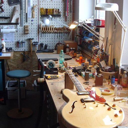 Gitarre, Service, Zubehör, Servicewerkstatt, Werkstatt, Sonderanfertigung, Sonderangebote, Saiten, Gitarrensaiten, Korpus, Steg, Arbeit, Kreativität, kreativ, Musik, Musikzubehör, Hals, Halsbrüche, Neudundierung, Bünde, Pick Ups, Mechanikn, Teillackierung, Lackierung, Griffbrett, Holzarbeiten, Label, Guitar, Flensburg, Mansfeld, Center, Guitar-Center