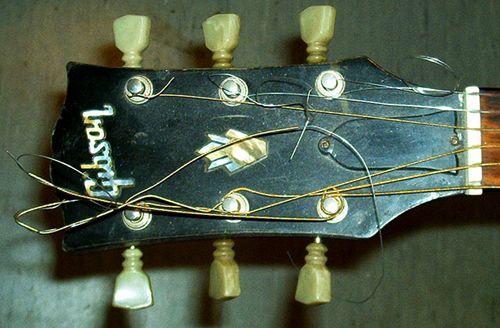 Gitarre, Service, Zubehör, Servicewerkstatt, Werkstatt, Sonderanfertigung, Sonderangebote, Saiten, Gitarrensaiten, Korpus, Steg, Arbeit, Kreativität, kreativ, Musik, Musikzubehör, Hals, Halsbrüche, Neudundierung, Bünde, Pick Ups, Mechanikn, Teillackierung, Lackierung, Griffbrett, Holzarbeiten, Label, Guitar, Flensburg, Mansfeld, Center, Guitar-Center