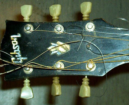 Gitarre, Service, Zubehör, Servicewerkstatt, Werkstatt, Sonderanfertigung, Sonderangebote, Saiten, Gitarrensaiten, Korpus, Steg, Arbeit, Kreativität, kreativ, Musik, Musikzubehör, Hals, Halsbrüche, Neudundierung, Bünde, Pick Ups, Mechanikn, Teillackierung, Lackierung, Griffbrett, Holzarbeiten, Label, Guitar, Flensburg, Mansfeld, Center, Guitar-Center