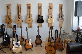 Gitarre, Service, Zubehör, Servicewerkstatt, Werkstatt, Sonderanfertigung, Sonderangebote, Saiten, Gitarrensaiten, Korpus, Steg, Arbeit, Kreativität, kreativ, Musik, Musikzubehör, Hals, Halsbrüche, Neudundierung, Bünde, Pick Ups, Mechanikn, Teillackierung, Lackierung, Griffbrett, Holzarbeiten, Label, Guitar, Flensburg, Mansfeld, Center, Guitar-Center