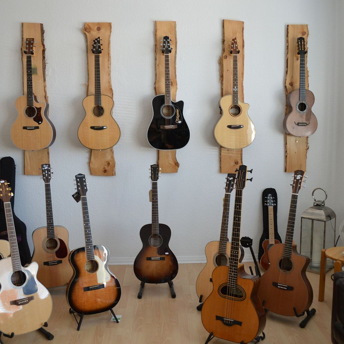 Gitarre, Service, Zubehör, Servicewerkstatt, Werkstatt, Sonderanfertigung, Sonderangebote, Saiten, Gitarrensaiten, Korpus, Steg, Arbeit, Kreativität, kreativ, Musik, Musikzubehör, Hals, Halsbrüche, Neudundierung, Bünde, Pick Ups, Mechanikn, Teillackierung, Lackierung, Griffbrett, Holzarbeiten, Label, Guitar, Flensburg, Mansfeld, Center, Guitar-Center