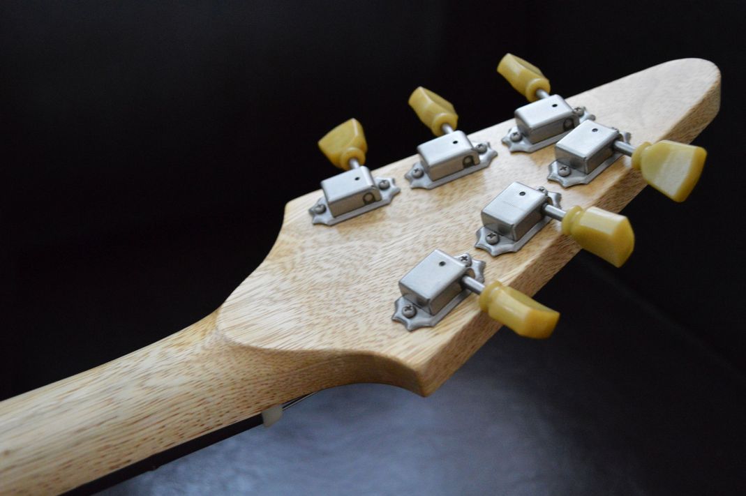 Gitarre, Service, Zubehör, Servicewerkstatt, Werkstatt, Sonderanfertigung, Sonderangebote, Saiten, Gitarrensaiten, Korpus, Steg, Arbeit, Kreativität, kreativ, Musik, Musikzubehör, Hals, Halsbrüche, Neudundierung, Bünde, Pick Ups, Mechanikn, Teillackierung, Lackierung, Griffbrett, Holzarbeiten, Label, Guitar, Flensburg, Mansfeld, Center, Guitar-Center