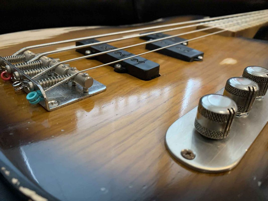 Gitarre, Service, Zubehör, Servicewerkstatt, Werkstatt, Sonderanfertigung, Sonderangebote, Saiten, Gitarrensaiten, Korpus, Steg, Arbeit, Kreativität, kreativ, Musik, Musikzubehör, Hals, Halsbrüche, Neudundierung, Bünde, Pick Ups, Mechanikn, Teillackierung, Lackierung, Griffbrett, Holzarbeiten, Label, Guitar, Flensburg, Mansfeld, Center, Guitar-Center