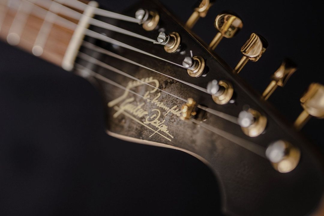 Gitarre, Service, Zubehör, Servicewerkstatt, Werkstatt, Sonderanfertigung, Sonderangebote, Saiten, Gitarrensaiten, Korpus, Steg, Arbeit, Kreativität, kreativ, Musik, Musikzubehör, Hals, Halsbrüche, Neudundierung, Bünde, Pick Ups, Mechanikn, Teillackierung, Lackierung, Griffbrett, Holzarbeiten, Label, Guitar, Flensburg, Mansfeld, Center, Guitar-Center
