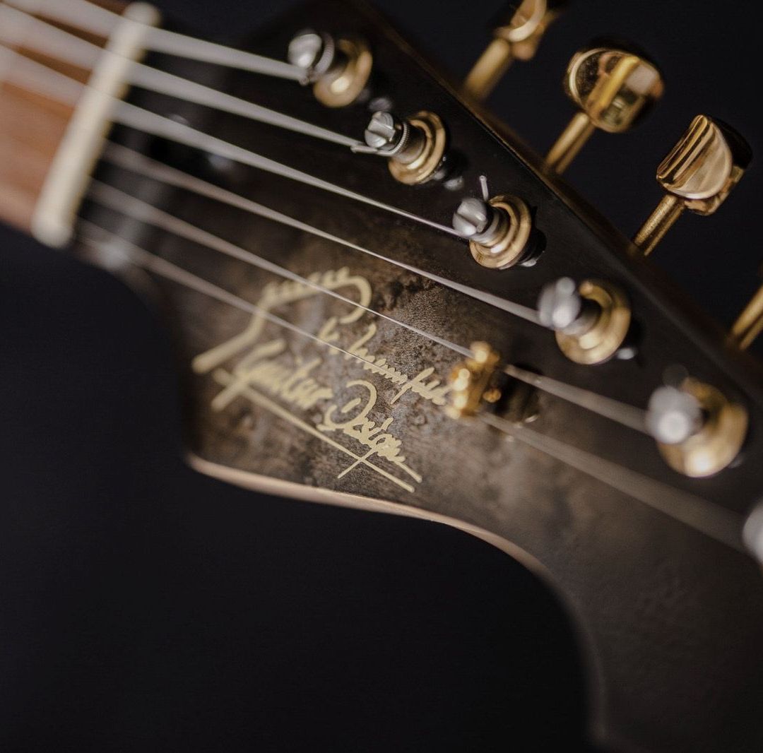 Gitarre, Service, Zubehör, Servicewerkstatt, Werkstatt, Sonderanfertigung, Sonderangebote, Saiten, Gitarrensaiten, Korpus, Steg, Arbeit, Kreativität, kreativ, Musik, Musikzubehör, Hals, Halsbrüche, Neudundierung, Bünde, Pick Ups, Mechanikn, Teillackierung, Lackierung, Griffbrett, Holzarbeiten, Label, Guitar, Flensburg, Mansfeld, Center, Guitar-Center