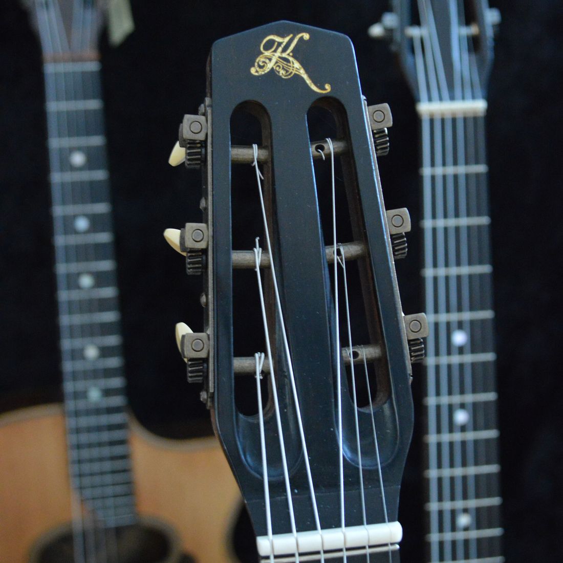 Gitarre, Service, Zubehör, Servicewerkstatt, Werkstatt, Sonderanfertigung, Sonderangebote, Saiten, Gitarrensaiten, Korpus, Steg, Arbeit, Kreativität, kreativ, Musik, Musikzubehör, Hals, Halsbrüche, Neudundierung, Bünde, Pick Ups, Mechanikn, Teillackierung, Lackierung, Griffbrett, Holzarbeiten, Label, Guitar, Flensburg, Mansfeld, Center, Guitar-Center