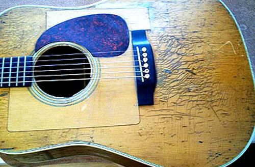 Gitarre, Service, Zubehör, Servicewerkstatt, Werkstatt, Sonderanfertigung, Sonderangebote, Saiten, Gitarrensaiten, Korpus, Steg, Arbeit, Kreativität, kreativ, Musik, Musikzubehör, Hals, Halsbrüche, Neudundierung, Bünde, Pick Ups, Mechanikn, Teillackierung, Lackierung, Griffbrett, Holzarbeiten, Label, Guitar, Flensburg, Mansfeld, Center, Guitar-Center