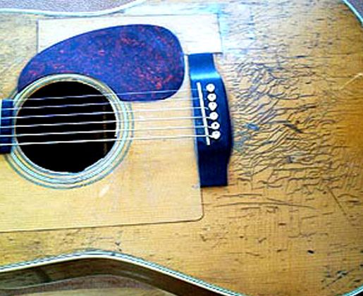 Gitarre, Service, Zubehör, Servicewerkstatt, Werkstatt, Sonderanfertigung, Sonderangebote, Saiten, Gitarrensaiten, Korpus, Steg, Arbeit, Kreativität, kreativ, Musik, Musikzubehör, Hals, Halsbrüche, Neudundierung, Bünde, Pick Ups, Mechanikn, Teillackierung, Lackierung, Griffbrett, Holzarbeiten, Label, Guitar, Flensburg, Mansfeld, Center, Guitar-Center