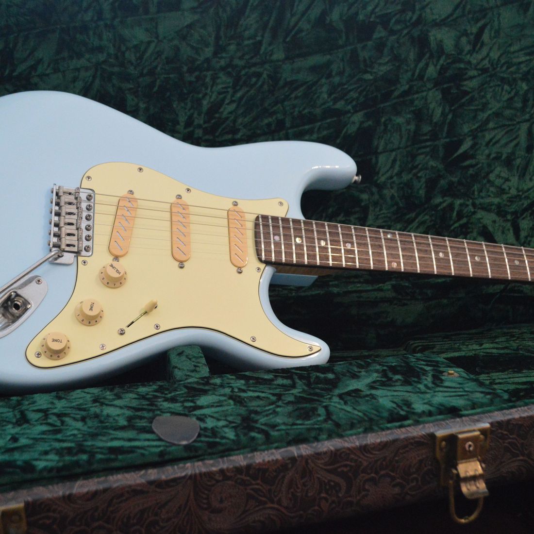 Gitarre, Service, Zubehör, Servicewerkstatt, Werkstatt, Sonderanfertigung, Sonderangebote, Saiten, Gitarrensaiten, Korpus, Steg, Arbeit, Kreativität, kreativ, Musik, Musikzubehör, Hals, Halsbrüche, Neudundierung, Bünde, Pick Ups, Mechanikn, Teillackierung, Lackierung, Griffbrett, Holzarbeiten, Label, Guitar, Flensburg, Mansfeld, Center, Guitar-Center