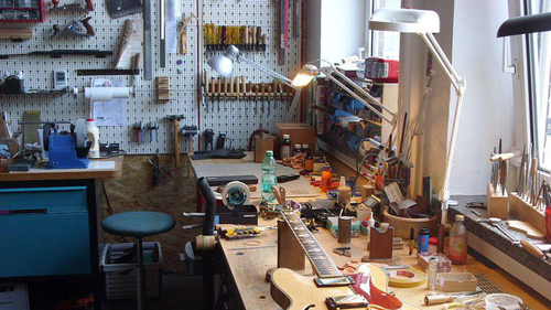 Gitarre, Service, Zubehör, Servicewerkstatt, Werkstatt, Sonderanfertigung, Sonderangebote, Saiten, Gitarrensaiten, Korpus, Steg, Arbeit, Kreativität, kreativ, Musik, Musikzubehör, Hals, Halsbrüche, Neudundierung, Bünde, Pick Ups, Mechanikn, Teillackierung, Lackierung, Griffbrett, Holzarbeiten, Label, Guitar, Flensburg, Mansfeld, Center, Guitar-Center