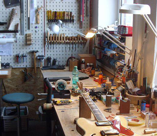 Gitarre, Service, Zubehör, Servicewerkstatt, Werkstatt, Sonderanfertigung, Sonderangebote, Saiten, Gitarrensaiten, Korpus, Steg, Arbeit, Kreativität, kreativ, Musik, Musikzubehör, Hals, Halsbrüche, Neudundierung, Bünde, Pick Ups, Mechanikn, Teillackierung, Lackierung, Griffbrett, Holzarbeiten, Label, Guitar, Flensburg, Mansfeld, Center, Guitar-Center