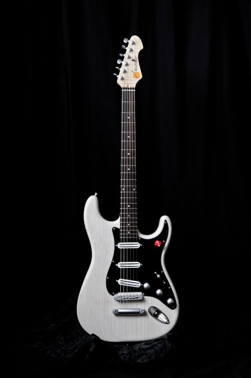 Gitarre, Service, Zubehör, Servicewerkstatt, Werkstatt, Sonderanfertigung, Sonderangebote, Saiten, Gitarrensaiten, Korpus, Steg, Arbeit, Kreativität, kreativ, Musik, Musikzubehör, Hals, Halsbrüche, Neudundierung, Bünde, Pick Ups, Mechanikn, Teillackierung, Lackierung, Griffbrett, Holzarbeiten, Label, Guitar, Flensburg, Mansfeld, Center, Guitar-Center