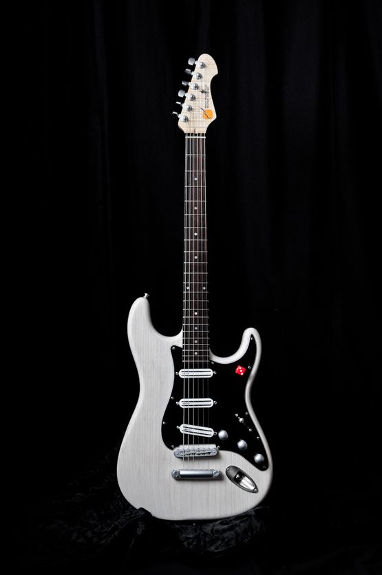 Gitarre, Service, Zubehör, Servicewerkstatt, Werkstatt, Sonderanfertigung, Sonderangebote, Saiten, Gitarrensaiten, Korpus, Steg, Arbeit, Kreativität, kreativ, Musik, Musikzubehör, Hals, Halsbrüche, Neudundierung, Bünde, Pick Ups, Mechanikn, Teillackierung, Lackierung, Griffbrett, Holzarbeiten, Label, Guitar, Flensburg, Mansfeld, Center, Guitar-Center