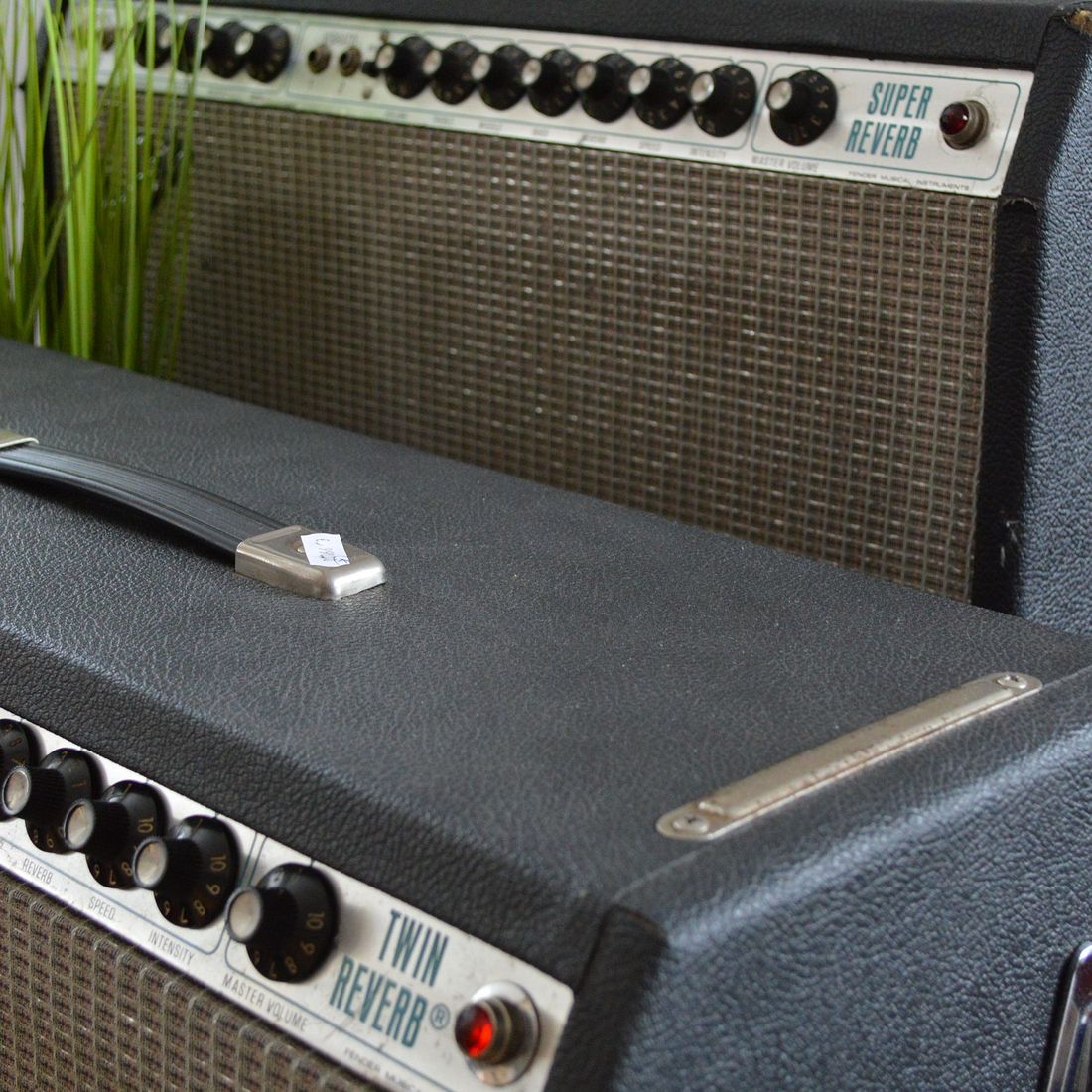 Gitarre, Service, Zubehör, Servicewerkstatt, Werkstatt, Sonderanfertigung, Sonderangebote, Saiten, Gitarrensaiten, Korpus, Steg, Arbeit, Kreativität, kreativ, Musik, Musikzubehör, Hals, Halsbrüche, Neudundierung, Bünde, Pick Ups, Mechanikn, Teillackierung, Lackierung, Griffbrett, Holzarbeiten, Label, Guitar, Flensburg, Mansfeld, Center, Guitar-Center