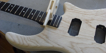 Gitarre, Service, Zubehör, Servicewerkstatt, Werkstatt, Sonderanfertigung, Sonderangebote, Saiten, Gitarrensaiten, Korpus, Steg, Arbeit, Kreativität, kreativ, Musik, Musikzubehör, Hals, Halsbrüche, Neudundierung, Bünde, Pick Ups, Mechanikn, Teillackierung, Lackierung, Griffbrett, Holzarbeiten, Label, Guitar, Flensburg, Mansfeld, Center, Guitar-Center