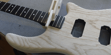 Gitarre, Service, Zubehör, Servicewerkstatt, Werkstatt, Sonderanfertigung, Sonderangebote, Saiten, Gitarrensaiten, Korpus, Steg, Arbeit, Kreativität, kreativ, Musik, Musikzubehör, Hals, Halsbrüche, Neudundierung, Bünde, Pick Ups, Mechanikn, Teillackierung, Lackierung, Griffbrett, Holzarbeiten, Label, Guitar, Flensburg, Mansfeld, Center, Guitar-Center