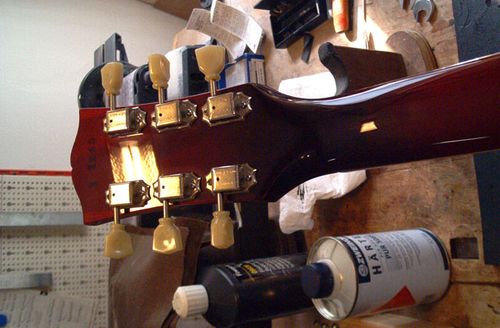 Gitarre, Service, Zubehör, Servicewerkstatt, Werkstatt, Sonderanfertigung, Sonderangebote, Saiten, Gitarrensaiten, Korpus, Steg, Arbeit, Kreativität, kreativ, Musik, Musikzubehör, Hals, Halsbrüche, Neudundierung, Bünde, Pick Ups, Mechanikn, Teillackierung, Lackierung, Griffbrett, Holzarbeiten, Label, Guitar, Flensburg, Mansfeld, Center, Guitar-Center