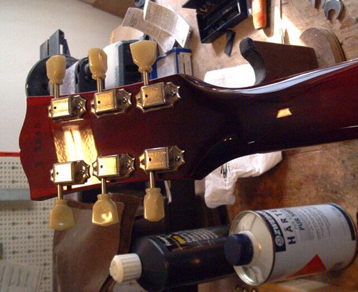 Gitarre, Service, Zubehör, Servicewerkstatt, Werkstatt, Sonderanfertigung, Sonderangebote, Saiten, Gitarrensaiten, Korpus, Steg, Arbeit, Kreativität, kreativ, Musik, Musikzubehör, Hals, Halsbrüche, Neudundierung, Bünde, Pick Ups, Mechanikn, Teillackierung, Lackierung, Griffbrett, Holzarbeiten, Label, Guitar, Flensburg, Mansfeld, Center, Guitar-Center