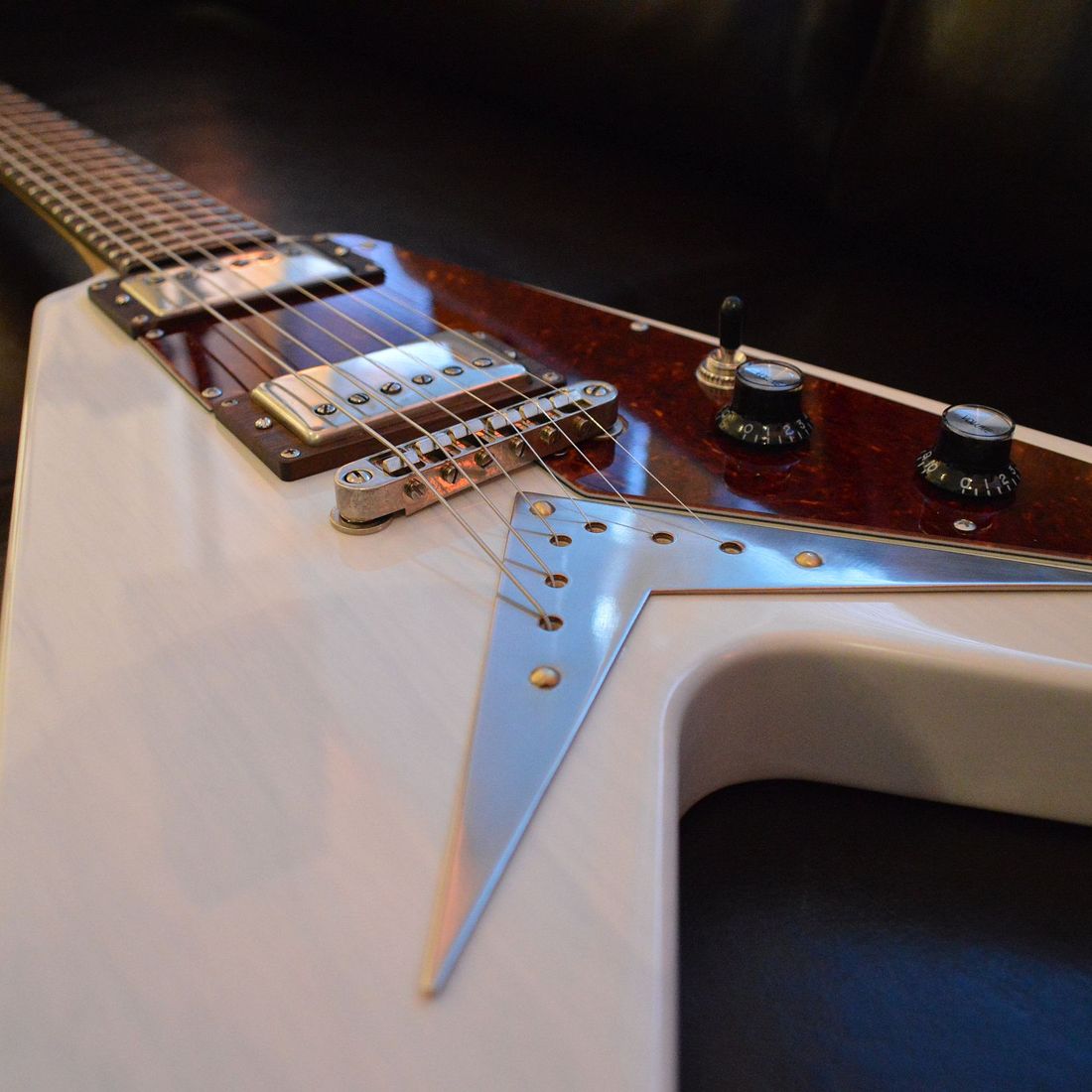 Gitarre, Service, Zubehör, Servicewerkstatt, Werkstatt, Sonderanfertigung, Sonderangebote, Saiten, Gitarrensaiten, Korpus, Steg, Arbeit, Kreativität, kreativ, Musik, Musikzubehör, Hals, Halsbrüche, Neudundierung, Bünde, Pick Ups, Mechanikn, Teillackierung, Lackierung, Griffbrett, Holzarbeiten, Label, Guitar, Flensburg, Mansfeld, Center, Guitar-Center
