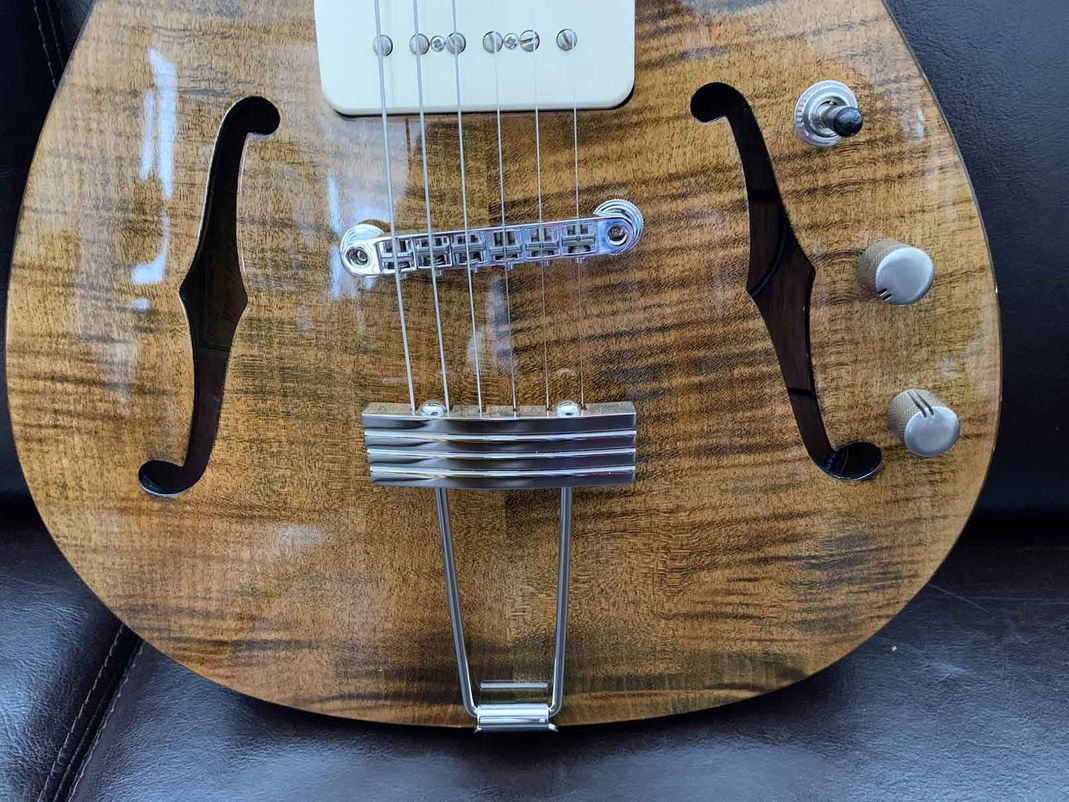 Gitarre, Service, Zubehör, Servicewerkstatt, Werkstatt, Sonderanfertigung, Sonderangebote, Saiten, Gitarrensaiten, Korpus, Steg, Arbeit, Kreativität, kreativ, Musik, Musikzubehör, Hals, Halsbrüche, Neudundierung, Bünde, Pick Ups, Mechanikn, Teillackierung, Lackierung, Griffbrett, Holzarbeiten, Label, Guitar, Flensburg, Mansfeld, Center, Guitar-Center