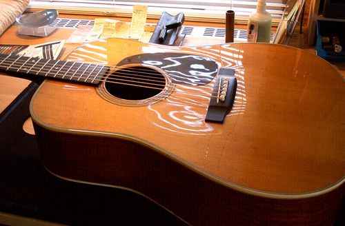 Gitarre, Service, Zubehör, Servicewerkstatt, Werkstatt, Sonderanfertigung, Sonderangebote, Saiten, Gitarrensaiten, Korpus, Steg, Arbeit, Kreativität, kreativ, Musik, Musikzubehör, Hals, Halsbrüche, Neudundierung, Bünde, Pick Ups, Mechanikn, Teillackierung, Lackierung, Griffbrett, Holzarbeiten, Label, Guitar, Flensburg, Mansfeld, Center, Guitar-Center