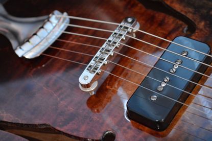 Gitarre, Service, Zubehör, Servicewerkstatt, Werkstatt, Sonderanfertigung, Sonderangebote, Saiten, Gitarrensaiten, Korpus, Steg, Arbeit, Kreativität, kreativ, Musik, Musikzubehör, Hals, Halsbrüche, Neudundierung, Bünde, Pick Ups, Mechanikn, Teillackierung, Lackierung, Griffbrett, Holzarbeiten, Label, Guitar, Flensburg, Mansfeld, Center, Guitar-Center