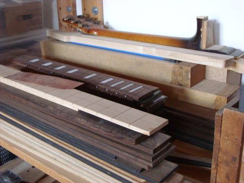 Gitarre, Service, Zubehör, Servicewerkstatt, Werkstatt, Sonderanfertigung, Sonderangebote, Saiten, Gitarrensaiten, Korpus, Steg, Arbeit, Kreativität, kreativ, Musik, Musikzubehör, Hals, Halsbrüche, Neudundierung, Bünde, Pick Ups, Mechanikn, Teillackierung, Lackierung, Griffbrett, Holzarbeiten, Label, Guitar, Flensburg, Mansfeld, Center, Guitar-Center