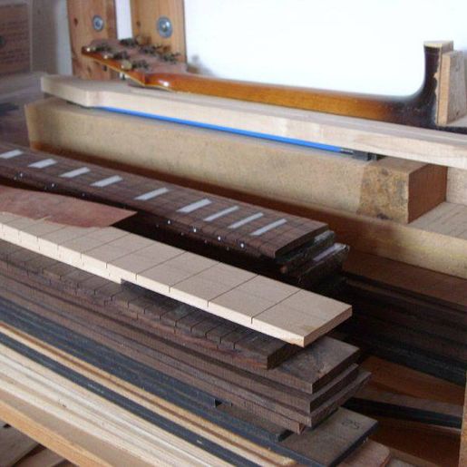 Gitarre, Service, Zubehör, Servicewerkstatt, Werkstatt, Sonderanfertigung, Sonderangebote, Saiten, Gitarrensaiten, Korpus, Steg, Arbeit, Kreativität, kreativ, Musik, Musikzubehör, Hals, Halsbrüche, Neudundierung, Bünde, Pick Ups, Mechanikn, Teillackierung, Lackierung, Griffbrett, Holzarbeiten, Label, Guitar, Flensburg, Mansfeld, Center, Guitar-Center