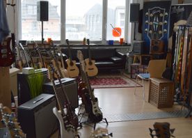 Gitarre, Service, Zubehör, Servicewerkstatt, Werkstatt, Sonderanfertigung, Sonderangebote, Saiten, Gitarrensaiten, Korpus, Steg, Arbeit, Kreativität, kreativ, Musik, Musikzubehör, Hals, Halsbrüche, Neudundierung, Bünde, Pick Ups, Mechanikn, Teillackierung, Lackierung, Griffbrett, Holzarbeiten, Label, Guitar, Flensburg, Mansfeld, Center, Guitar-Center