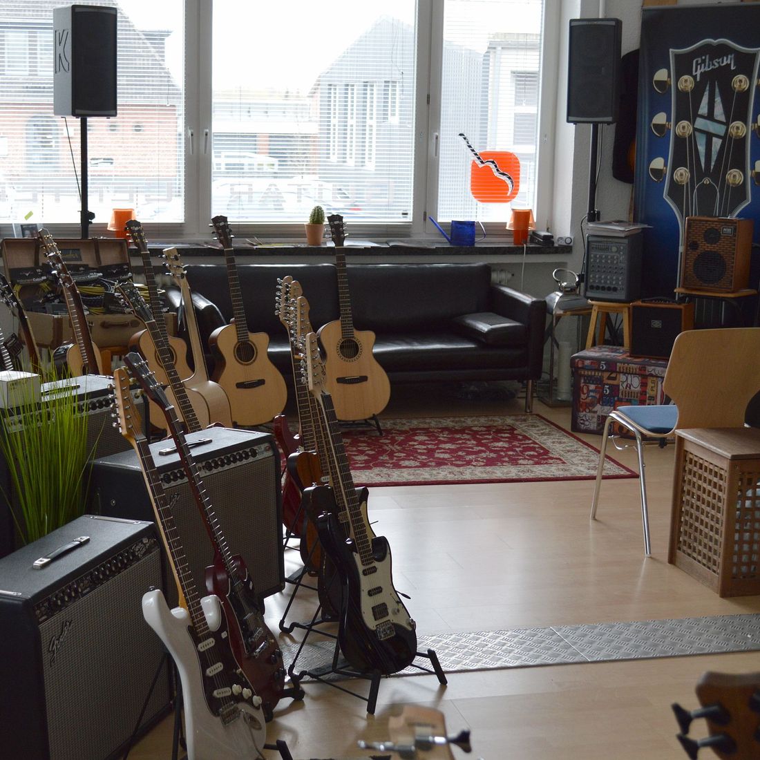 Gitarre, Service, Zubehör, Servicewerkstatt, Werkstatt, Sonderanfertigung, Sonderangebote, Saiten, Gitarrensaiten, Korpus, Steg, Arbeit, Kreativität, kreativ, Musik, Musikzubehör, Hals, Halsbrüche, Neudundierung, Bünde, Pick Ups, Mechanikn, Teillackierung, Lackierung, Griffbrett, Holzarbeiten, Label, Guitar, Flensburg, Mansfeld, Center, Guitar-Center