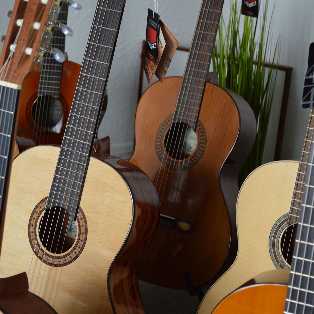 Gitarre, Service, Zubehör, Servicewerkstatt, Werkstatt, Sonderanfertigung, Sonderangebote, Saiten, Gitarrensaiten, Korpus, Steg, Arbeit, Kreativität, kreativ, Musik, Musikzubehör, Hals, Halsbrüche, Neudundierung, Bünde, Pick Ups, Mechanikn, Teillackierung, Lackierung, Griffbrett, Holzarbeiten, Label, Guitar, Flensburg, Mansfeld, Center, Guitar-Center