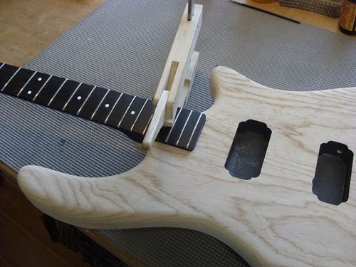 Gitarre, Service, Zubehör, Servicewerkstatt, Werkstatt, Sonderanfertigung, Sonderangebote, Saiten, Gitarrensaiten, Korpus, Steg, Arbeit, Kreativität, kreativ, Musik, Musikzubehör, Hals, Halsbrüche, Neudundierung, Bünde, Pick Ups, Mechanikn, Teillackierung, Lackierung, Griffbrett, Holzarbeiten, Label, Guitar, Flensburg, Mansfeld, Center, Guitar-Center
