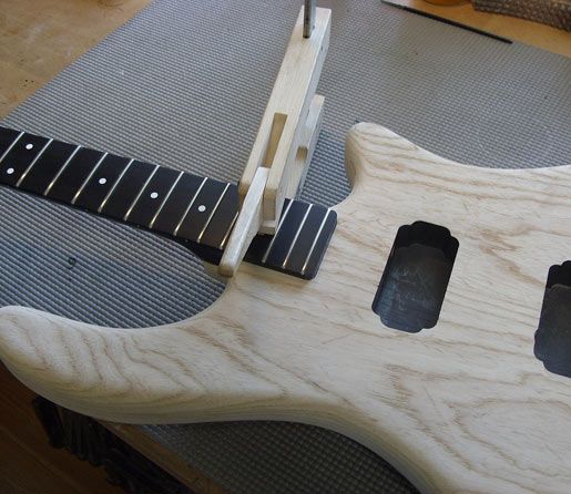 Gitarre, Service, Zubehör, Servicewerkstatt, Werkstatt, Sonderanfertigung, Sonderangebote, Saiten, Gitarrensaiten, Korpus, Steg, Arbeit, Kreativität, kreativ, Musik, Musikzubehör, Hals, Halsbrüche, Neudundierung, Bünde, Pick Ups, Mechanikn, Teillackierung, Lackierung, Griffbrett, Holzarbeiten, Label, Guitar, Flensburg, Mansfeld, Center, Guitar-Center