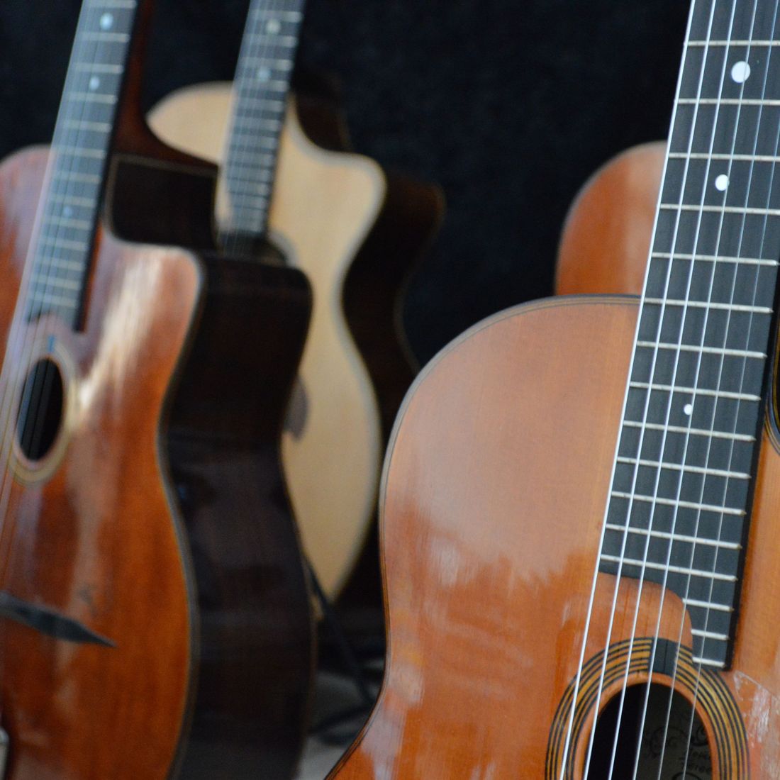 Gitarre, Service, Zubehör, Servicewerkstatt, Werkstatt, Sonderanfertigung, Sonderangebote, Saiten, Gitarrensaiten, Korpus, Steg, Arbeit, Kreativität, kreativ, Musik, Musikzubehör, Hals, Halsbrüche, Neudundierung, Bünde, Pick Ups, Mechanikn, Teillackierung, Lackierung, Griffbrett, Holzarbeiten, Label, Guitar, Flensburg, Mansfeld, Center, Guitar-Center