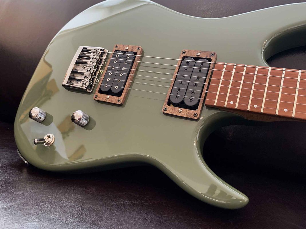 Gitarre, Service, Zubehör, Servicewerkstatt, Werkstatt, Sonderanfertigung, Sonderangebote, Saiten, Gitarrensaiten, Korpus, Steg, Arbeit, Kreativität, kreativ, Musik, Musikzubehör, Hals, Halsbrüche, Neudundierung, Bünde, Pick Ups, Mechanikn, Teillackierung, Lackierung, Griffbrett, Holzarbeiten, Label, Guitar, Flensburg, Mansfeld, Center, Guitar-Center