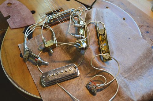 Gitarre, Service, Zubehör, Servicewerkstatt, Werkstatt, Sonderanfertigung, Sonderangebote, Saiten, Gitarrensaiten, Korpus, Steg, Arbeit, Kreativität, kreativ, Musik, Musikzubehör, Hals, Halsbrüche, Neudundierung, Bünde, Pick Ups, Mechanikn, Teillackierung, Lackierung, Griffbrett, Holzarbeiten, Label, Guitar, Flensburg, Mansfeld, Center, Guitar-Center