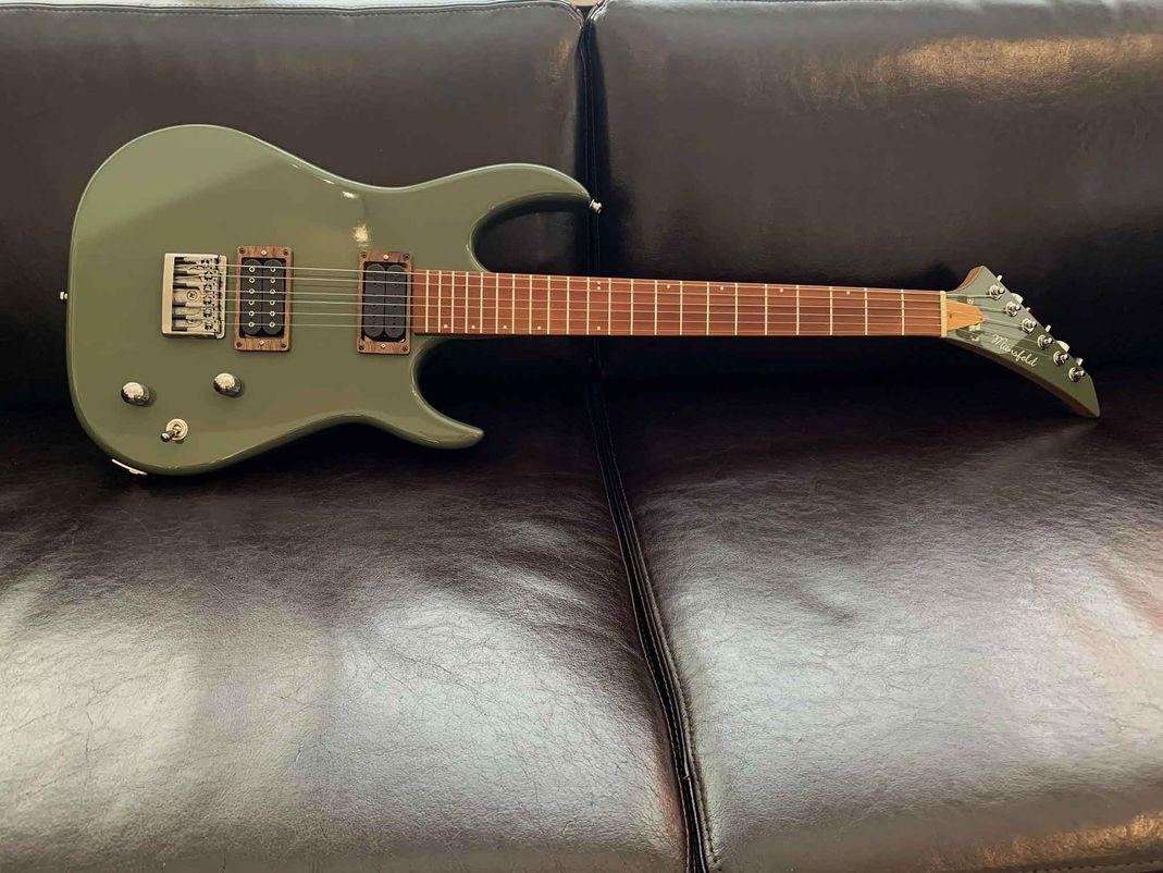 Gitarre, Service, Zubehör, Servicewerkstatt, Werkstatt, Sonderanfertigung, Sonderangebote, Saiten, Gitarrensaiten, Korpus, Steg, Arbeit, Kreativität, kreativ, Musik, Musikzubehör, Hals, Halsbrüche, Neudundierung, Bünde, Pick Ups, Mechanikn, Teillackierung, Lackierung, Griffbrett, Holzarbeiten, Label, Guitar, Flensburg, Mansfeld, Center, Guitar-Center