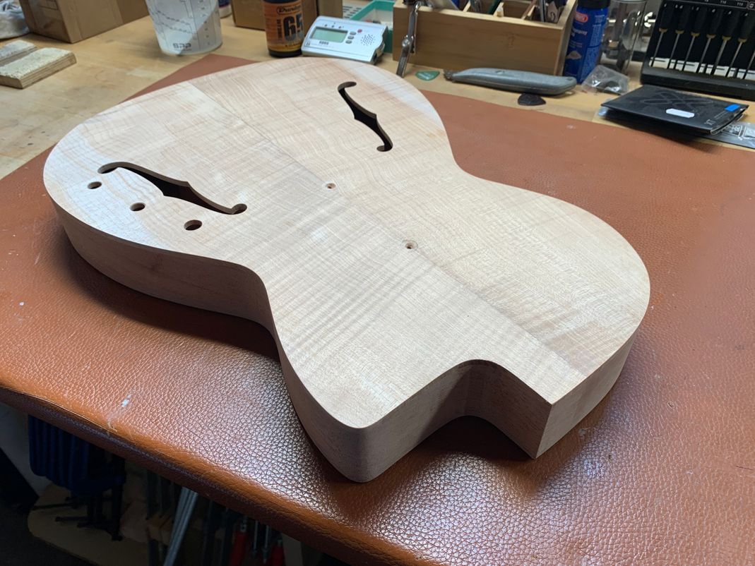 Gitarre, Service, Zubehör, Servicewerkstatt, Werkstatt, Sonderanfertigung, Sonderangebote, Saiten, Gitarrensaiten, Korpus, Steg, Arbeit, Kreativität, kreativ, Musik, Musikzubehör, Hals, Halsbrüche, Neudundierung, Bünde, Pick Ups, Mechanikn, Teillackierung, Lackierung, Griffbrett, Holzarbeiten, Label, Guitar, Flensburg, Mansfeld, Center, Guitar-Center