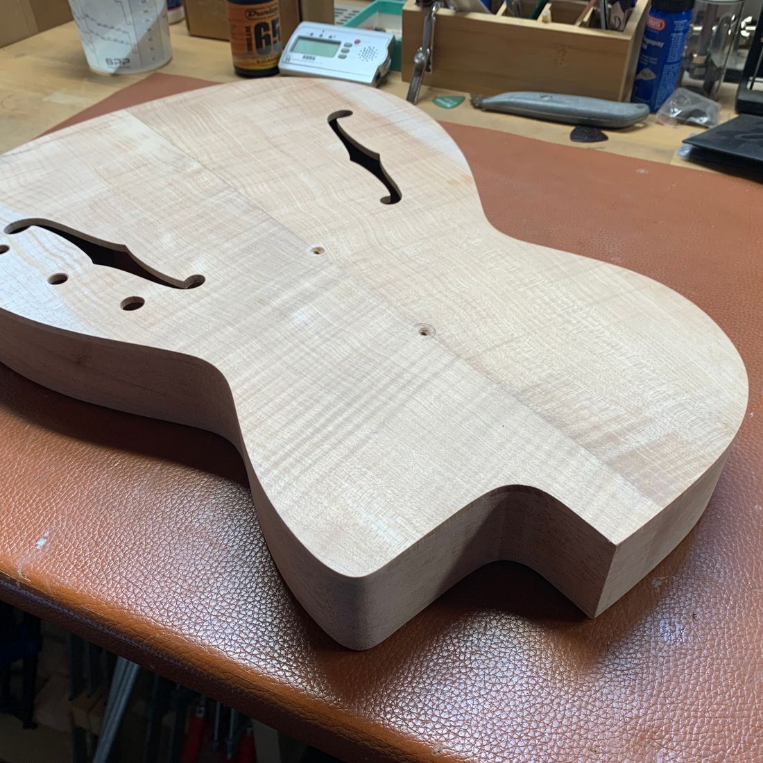 Gitarre, Service, Zubehör, Servicewerkstatt, Werkstatt, Sonderanfertigung, Sonderangebote, Saiten, Gitarrensaiten, Korpus, Steg, Arbeit, Kreativität, kreativ, Musik, Musikzubehör, Hals, Halsbrüche, Neudundierung, Bünde, Pick Ups, Mechanikn, Teillackierung, Lackierung, Griffbrett, Holzarbeiten, Label, Guitar, Flensburg, Mansfeld, Center, Guitar-Center